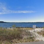 Os policiais responderam à Lloyd Harbour Road em Lloyd Harbor depois de receber uma ligação para o 911 sobre um corpo visto balançando no som às 19h45