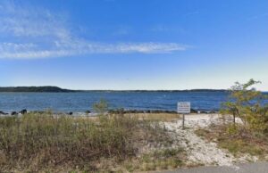 Corpo de mulher encontrado flutuando em Long Island Sound, gerando investigação de homicídio Os policiais responderam à Lloyd Harbour Road em Lloyd Harbor depois de receber uma ligação para o 911 sobre um corpo visto balançando no som às 19h45