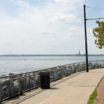 Red Hook Brooklyn Waterfront vazio com a Estátua da Liberdade à distância em Nova York