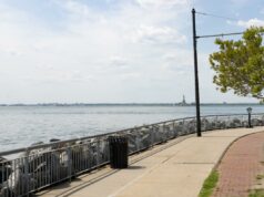 Corpo de mulher encontrado flutuando perto de Nova York – perto de onde o cadáver do homem foi descoberto no mês passado Red Hook Brooklyn Waterfront vazio com a Estátua da Liberdade à distância em Nova York