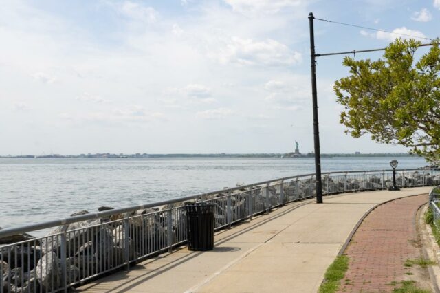 Red Hook Brooklyn Waterfront vazio com a Estátua da Liberdade à distância em Nova York
