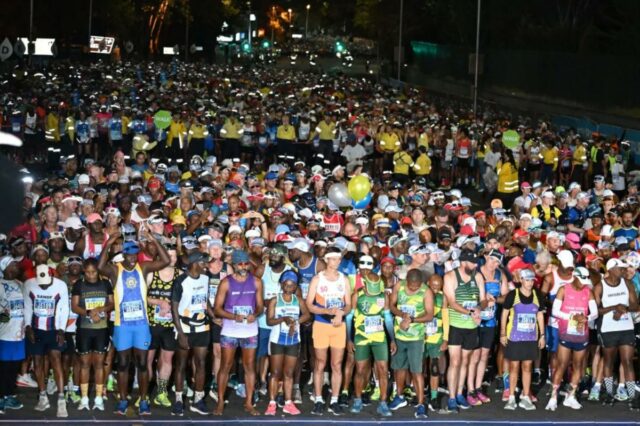 Corredores masculinos flagrados competindo na categoria feminina da prestigiada maratona sul-africana
