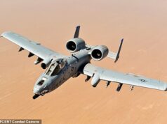 Corrida para salvar o piloto americano atrás das linhas inimigas depois que o Irã abateu dois jatos… e o número de feridos nos EUA na guerra chega a 365 Um avião de combate A-10 Warthog caiu no Golfo Pérsico, perto do Estreito de Ormuz, na sexta-feira, mas o piloto teria sido resgatado. O piloto de uma aeronave F-15E Strike Eagle que também foi abatida na sexta-feira continua desaparecido