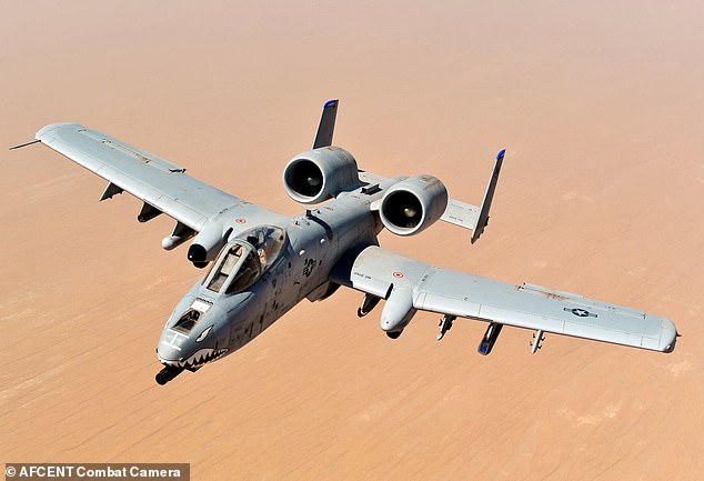 Corrida para salvar o piloto americano atrás das linhas inimigas Um avião de combate A-10 Warthog caiu no Golfo Pérsico, perto do Estreito de Ormuz, na sexta-feira, mas o piloto teria sido resgatado. O piloto de uma aeronave F-15E Strike Eagle que também foi abatida na sexta-feira continua desaparecido