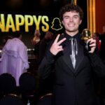 Cheyenne Davis e Zaina Sesay posando com seus prêmios no The Snappys Awards Show.