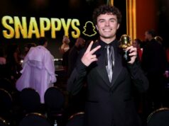 Criadores de conteúdo comemorados no evento inaugural do Snappys Cheyenne Davis e Zaina Sesay posando com seus prêmios no The Snappys Awards Show.