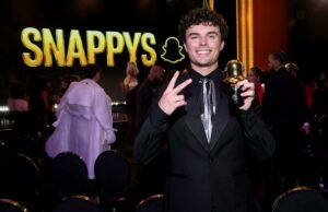 Criadores de conteúdo comemorados no evento inaugural do Snappys Cheyenne Davis e Zaina Sesay posando com seus prêmios no The Snappys Awards Show.