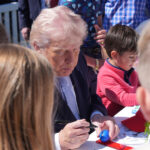 Criança gigante reclama de seus inimigos políticos para um bando de crianças