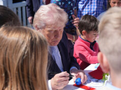 Criança gigante reclama de seus inimigos políticos para um bando de crianças Criança gigante reclama de seus inimigos políticos para um bando de crianças