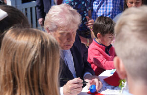 Criança gigante reclama de seus inimigos políticos para um bando de crianças Criança gigante reclama de seus inimigos políticos para um bando de crianças