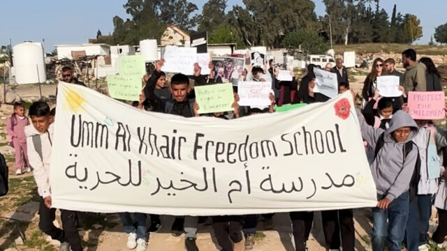 Crianças palestinas protestam contra cerco à sua escola
