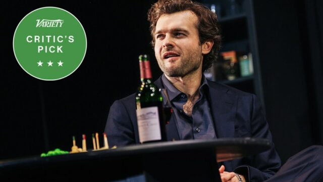 Crítica da Broadway de 'Becky Shaw': Alden Ehrenreich rouba a cena em uma comédia ferozmente engraçada para encontros às cegas
