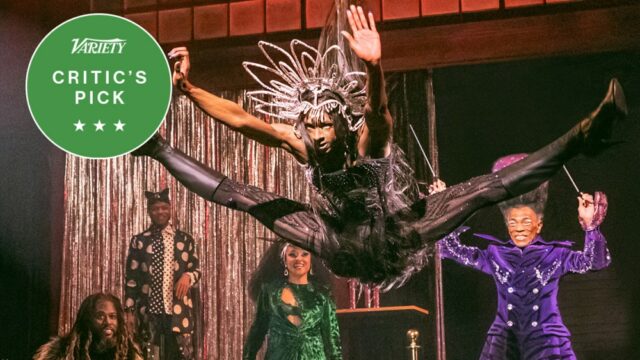 Crítica da Broadway de 'Cats: The Jellicle Ball': musical de Crítica da Broadway de 'Cats: The Jellicle Ball': musical de Andrew Lloyd Webber ganha atualização fresca e feroz como uma ode à cultura de salão queer