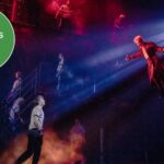 Crítica da Broadway de 'The Lost Boys': a adaptação musical do filme adolescente de vampiros dos anos 80 é rica em imaginação e repleta de efeitos espetaculares