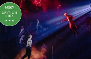 Crítica da Broadway de ‘The Lost Boys’: a adaptação musical do filme adolescente de vampiros dos anos 80 é rica em imaginação e repleta de efeitos espetaculares Crítica da Broadway de 'The Lost Boys': a adaptação musical do filme adolescente de vampiros dos anos 80 é rica em imaginação e repleta de efeitos espetaculares