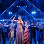 Crítica da Broadway de 'Titaníque': Cult Musical Docks Uptown com sua ousadia exagerada intacta