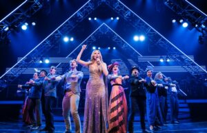 Crítica da Broadway de ‘Titaníque’: Cult Musical Docks Uptown com sua ousadia exagerada intacta Crítica da Broadway de 'Titaníque': Cult Musical Docks Uptown com sua ousadia exagerada intacta