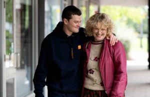 Crítica de ‘Eu juro’: o doce e sensível filme biográfico de John Davidson prova que o gênero ainda é importante Crítica de 'Eu juro': o doce e sensível filme biográfico de John Davidson prova que o gênero ainda é importante