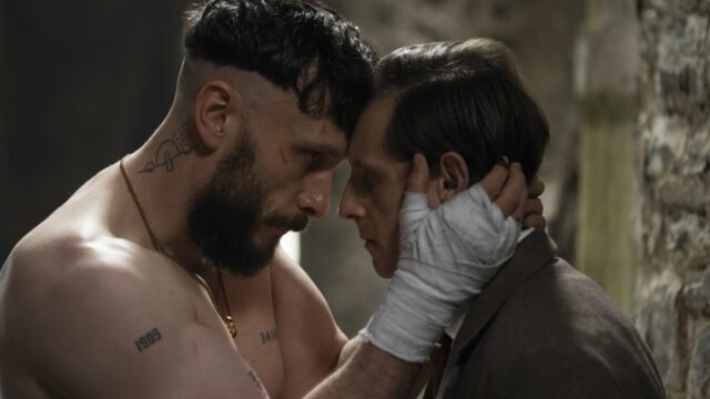 Dois adolescentes ficam frente a frente em um quarto.