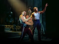 Crítica do Mexodus: este musical ao vivo é um milagre teatral Brian Quijada e Nygel D. Robinson em