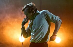 Crítica off Broadway de ‘Kenrex’: Jack Holden oferece Twangs ‘n Chills para interpretar um verdadeiro monstro americano Schmigadoon