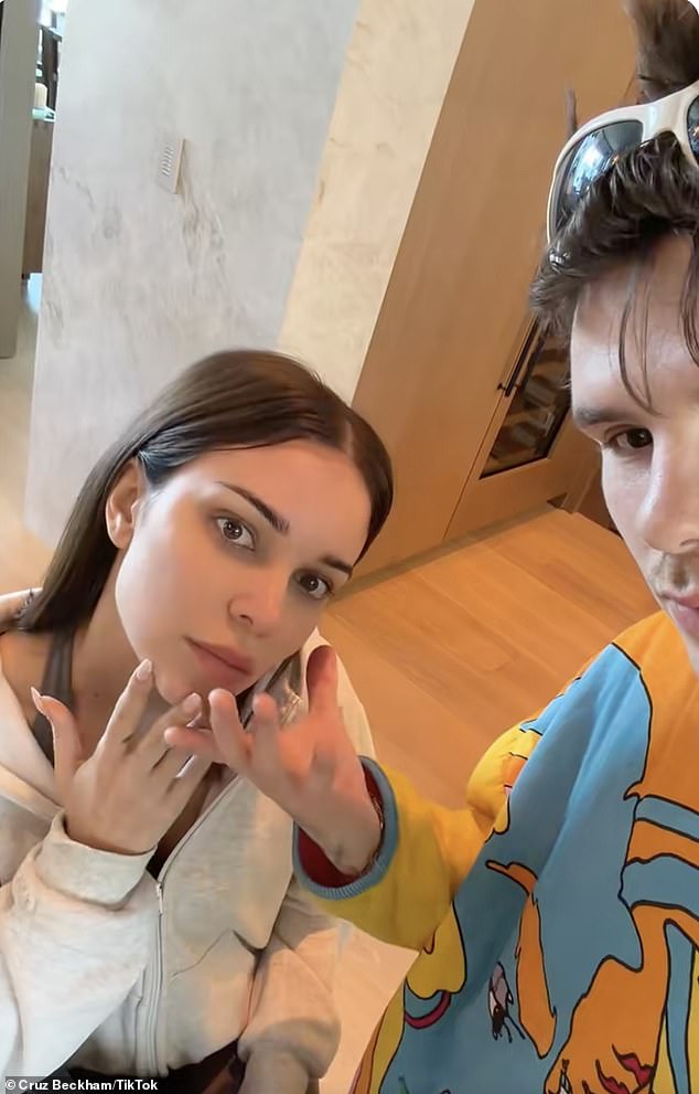 Cruz Beckham, 21, rebate comentários sobre seu romance de diferença Cruz Beckham respondeu ao comentário sarcástico de um troll sobre sua diferença de idade com a namorada Jackie Apostel, fazendo uma piada sobre a famosa dieta limitada de sua mãe