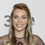 Crystal Hefner e James Ward comemoram 1 ano juntos com uma viagem de um mês à África