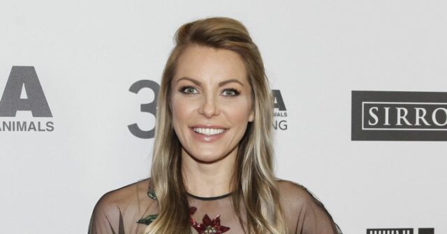 Crystal Hefner compartilha fotos do casamento dela e de James Crystal Hefner e James Ward comemoram 1 ano juntos com uma viagem de um mês à África