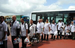 Cuba enviou médicos. Washington enviou um destróier. Cuba enviou médicos. Washington enviou um destróier.
