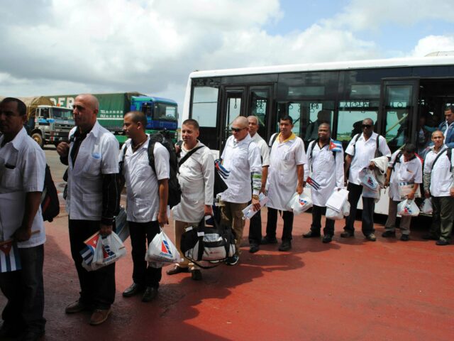 Cuba enviou médicos. Washington enviou um destróier.
