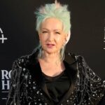 Cyndi Lauper se tornou fã de Taylor Swift com 'Folklore', diz que está 'orgulhosa' da carreira de estrela pop