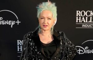 Cyndi Lauper amaldiçoa Heckler durante a abertura da residência em Las Vegas Cyndi Lauper se tornou fã de Taylor Swift com 'Folklore', diz que está 'orgulhosa' da carreira de estrela pop