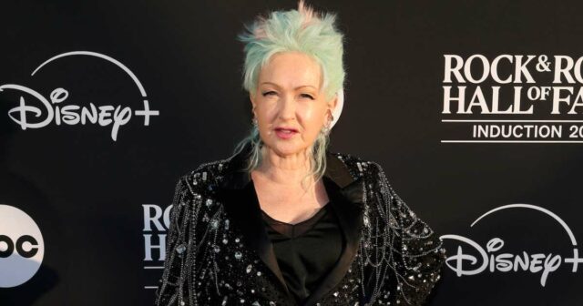 Cyndi Lauper se tornou fã de Taylor Swift com 'Folklore', diz que está 'orgulhosa' da carreira de estrela pop