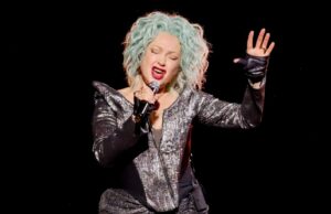 Cyndi Lauper bate palmas para Heckler durante estreia na residência em Las Vegas: ‘Se você está tentando me dar sombra, vadia, eu vou atrás de você’ Cyndi Lauper bate palmas para Heckler durante estreia na residência em Las Vegas: 'Se você está tentando me dar sombra, vadia, eu vou atrás de você'
