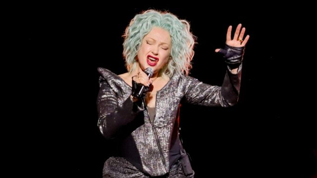 Cyndi Lauper bate palmas para Heckler durante estreia na residência em Las Vegas: 'Se você está tentando me dar sombra, vadia, eu vou atrás de você'
