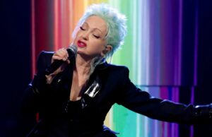 Cyndi Lauper lembra Heckler de não mexer com ela após interrupção no meio do show: ‘I’m From Brooklyn’ | Vídeo Phil Collins, Oasis, Wu-Tang Clan