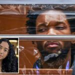 David Anthony Burke no tribunal, olhando através de uma tela de plástico, com um advogado em primeiro plano.