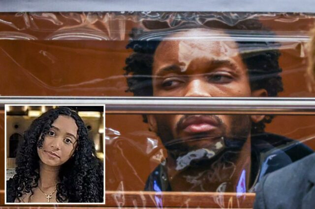 David Anthony Burke no tribunal, olhando através de uma tela de plástico, com um advogado em primeiro plano.