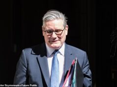 DAN HODGES: O erro fatal de Keir Starmer nos PMQs e por que seus funcionários estão agora em pânico, pois isso pode levar à sua renúncia já na próxima semana Keir Starmer colocou sua equipe em estado de pânico após se desviar de suas linhas durante PMQs