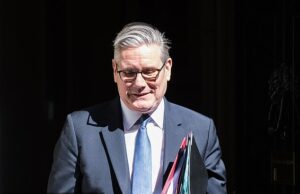 DAN HODGES: O erro fatal de Keir Starmer nos PMQs e por que seus funcionários estão agora em pânico, pois isso pode levar à sua renúncia já na próxima semana Keir Starmer colocou sua equipe em estado de pânico após se desviar de suas linhas durante PMQs
