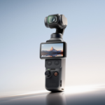 A câmera DJI Osmo Pocket 4 apoiada nas pernas do tripé.