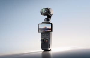 DJI revela Osmo Pocket 4, atualizando sua popular câmera gimbal. Mas há um grande problema. A câmera DJI Osmo Pocket 4 apoiada nas pernas do tripé.