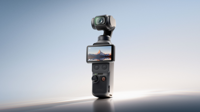 A câmera DJI Osmo Pocket 4 apoiada nas pernas do tripé.