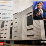 O procurador-geral interino dos EUA, Todd Blanche, falando com o diretor do FBI, Kash Patel, ao lado dele.