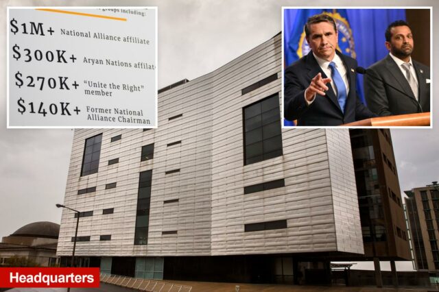 O procurador-geral interino dos EUA, Todd Blanche, falando com o diretor do FBI, Kash Patel, ao lado dele.