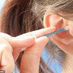 Não há necessidade de usar cotonetes, diz o Dr. Martin Scurr, pois os canais auditivos são naturalmente autolimpantes (a cera do ouvido retém a sujeira e depois cai, levando o 'lixo' com ela)