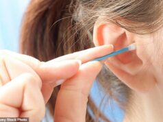 DR MARTIN SCURR: A cura surpreendente para a coceira eterna nas orelhas… e a rotina diária que as torna ainda mais insuportáveis Não há necessidade de usar cotonetes, diz o Dr. Martin Scurr, pois os canais auditivos são naturalmente autolimpantes (a cera do ouvido retém a sujeira e depois cai, levando o 'lixo' com ela)