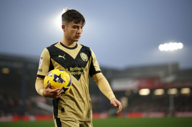 Dan Gore, emprestado do Man Utd, elogiado por mostrar 'faísca e rancor' ao fornecer a primeira assistência em 2026
