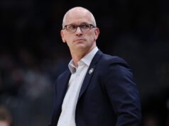 Dan Hurley da UConn defende Geno Auriemma após Dawn Staley Exchange UConn head coach Dan Hurley looks on during NCAA Tournament game