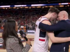 Dan Hurley dá uma cabeçada em Braylon Mullins da UConn em um momento bizarro após a vitória na Final Four Um jogador e um técnico de basquete se abraçam na quadra durante uma entrevista, com um